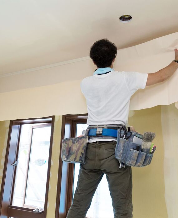 壁紙を貼る職人