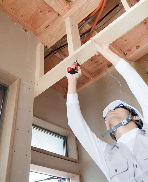 内装工事をするスタッフ